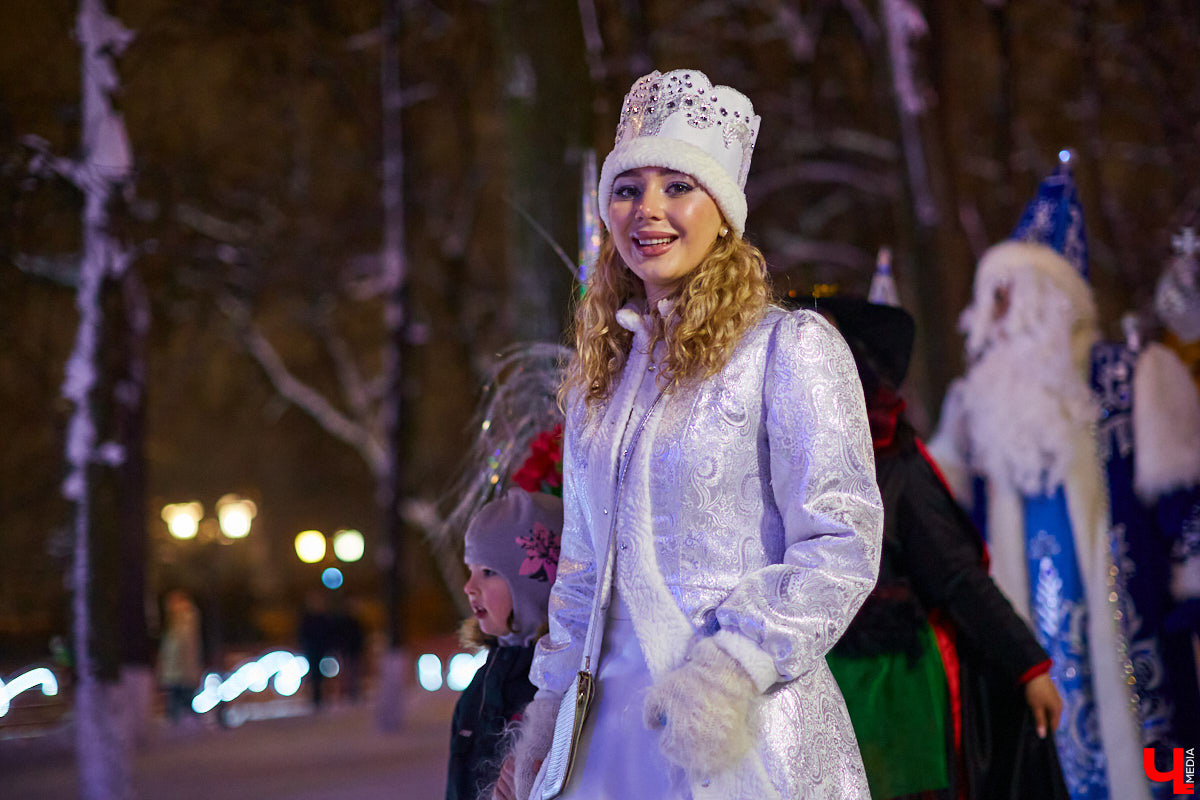 В минувшую пятницу в самом сердце Владимира состоялось торжественное открытие катка на Пушкинском бульваре. «Ключ-Медиа» посетил новогоднее мероприятие и с радостью делится с вами снимками.