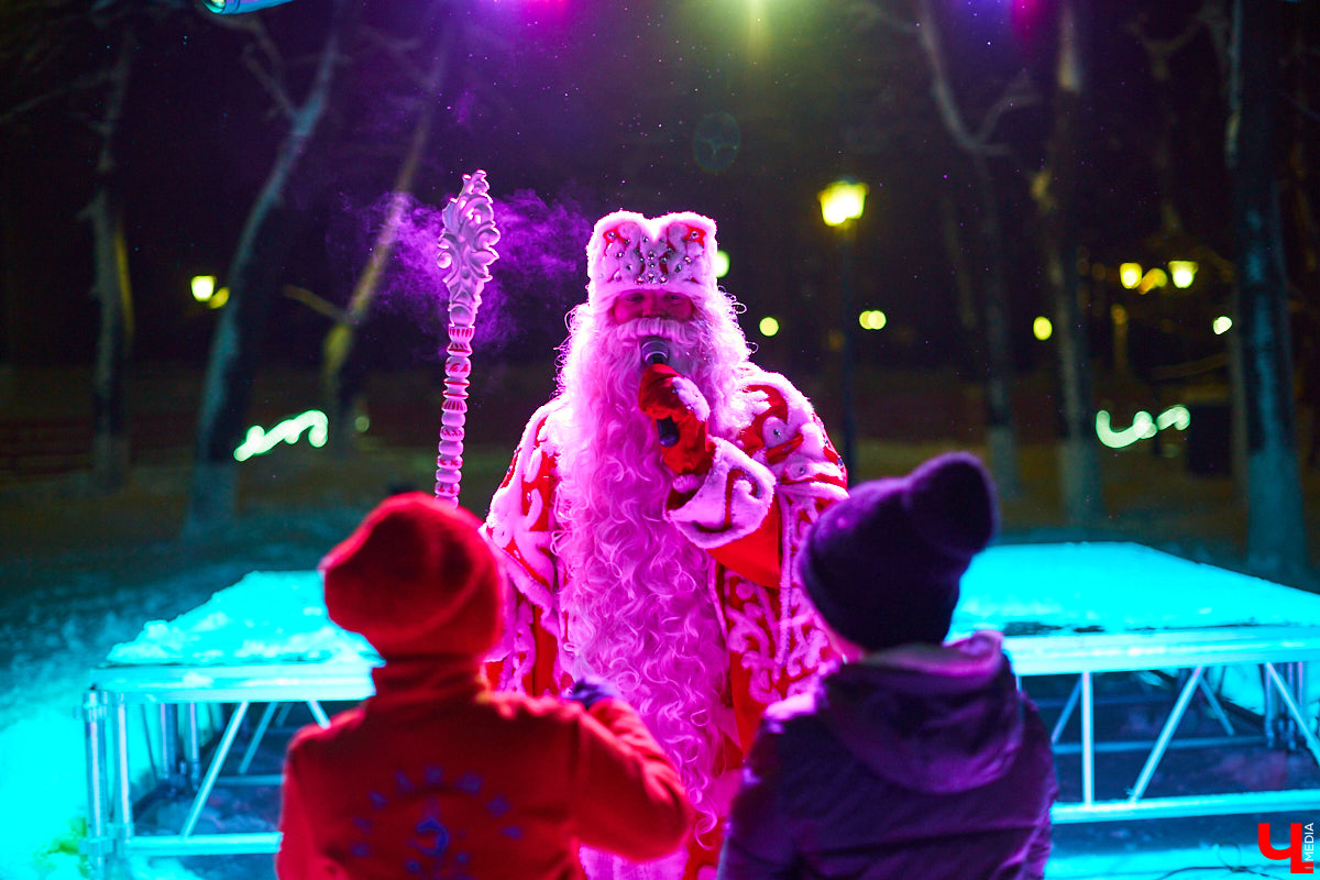 В минувшую пятницу в самом сердце Владимира состоялось торжественное открытие катка на Пушкинском бульваре. «Ключ-Медиа» посетил новогоднее мероприятие и с радостью делится с вами снимками.