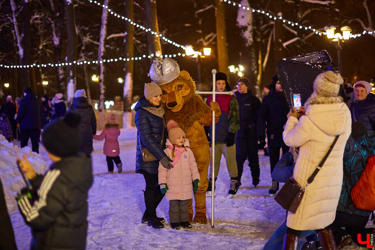 В минувшую пятницу в самом сердце Владимира состоялось торжественное открытие катка на Пушкинском бульваре. «Ключ-Медиа» посетил новогоднее мероприятие и с радостью делится с вами снимками.