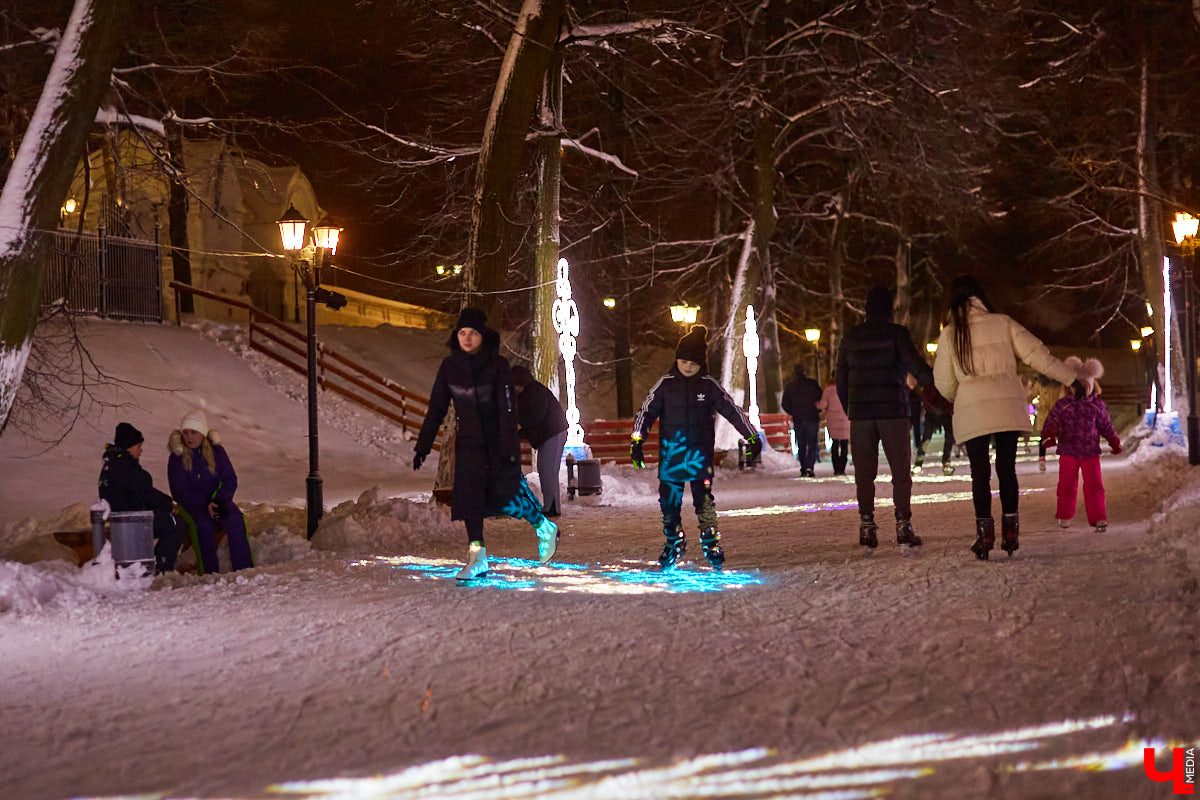В минувшую пятницу в самом сердце Владимира состоялось торжественное открытие катка на Пушкинском бульваре. «Ключ-Медиа» посетил новогоднее мероприятие и с радостью делится с вами снимками.