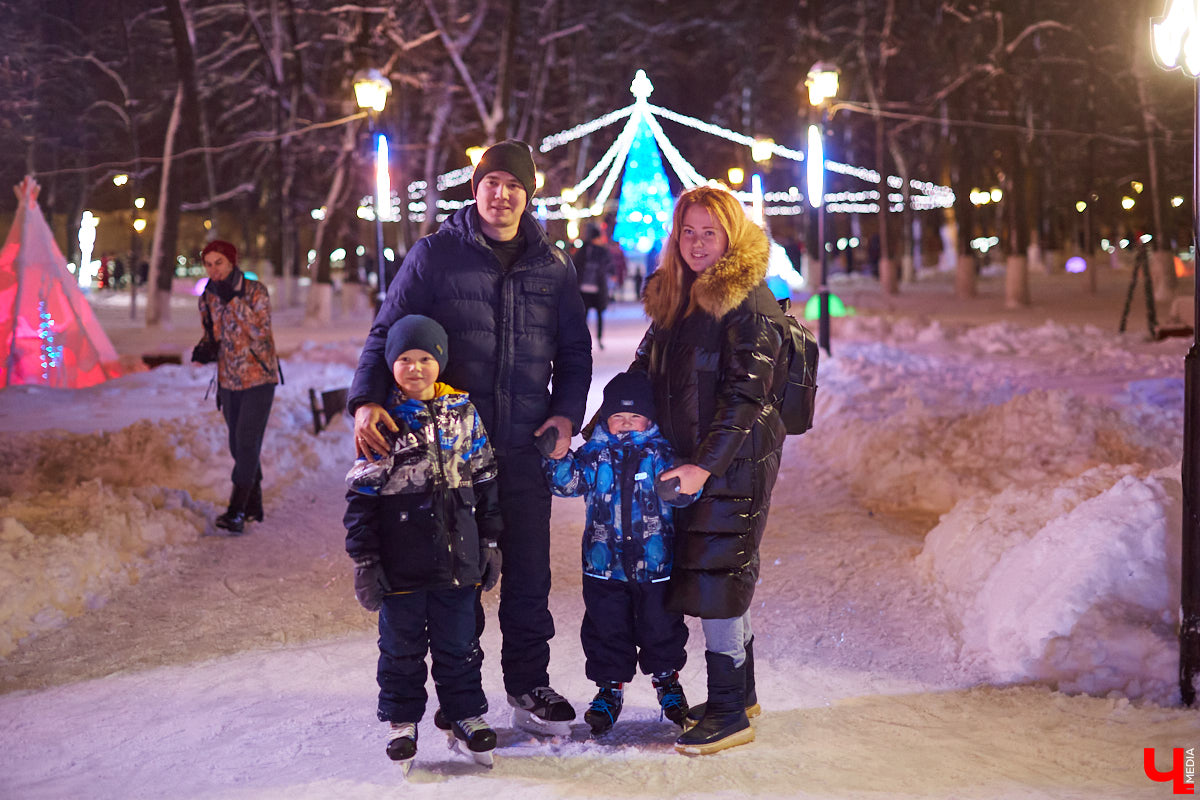 В минувшую пятницу в самом сердце Владимира состоялось торжественное открытие катка на Пушкинском бульваре. «Ключ-Медиа» посетил новогоднее мероприятие и с радостью делится с вами снимками.