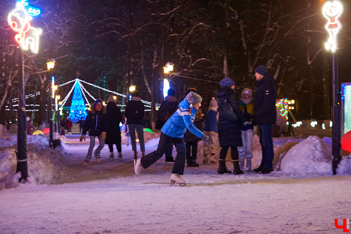 В минувшую пятницу в самом сердце Владимира состоялось торжественное открытие катка на Пушкинском бульваре. «Ключ-Медиа» посетил новогоднее мероприятие и с радостью делится с вами снимками.