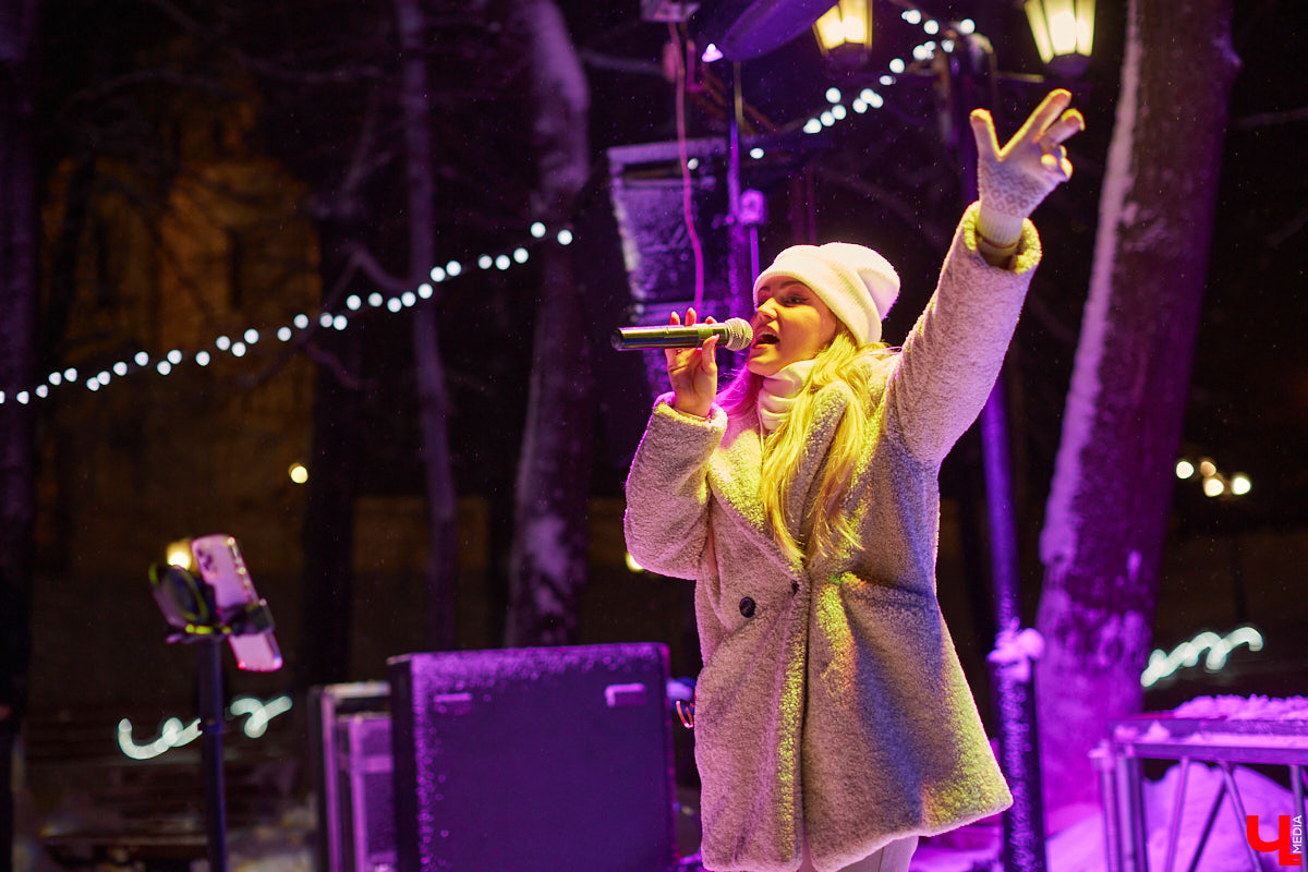 В минувшую пятницу в самом сердце Владимира состоялось торжественное открытие катка на Пушкинском бульваре. «Ключ-Медиа» посетил новогоднее мероприятие и с радостью делится с вами снимками.