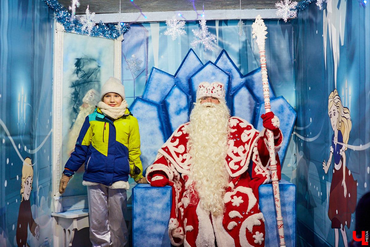 В минувшую пятницу в самом сердце Владимира состоялось торжественное открытие катка на Пушкинском бульваре. «Ключ-Медиа» посетил новогоднее мероприятие и с радостью делится с вами снимками.