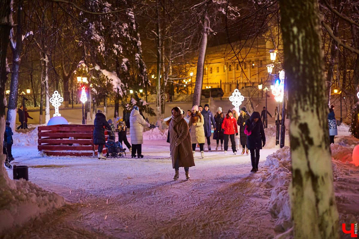 В минувшую пятницу в самом сердце Владимира состоялось торжественное открытие катка на Пушкинском бульваре. «Ключ-Медиа» посетил новогоднее мероприятие и с радостью делится с вами снимками.