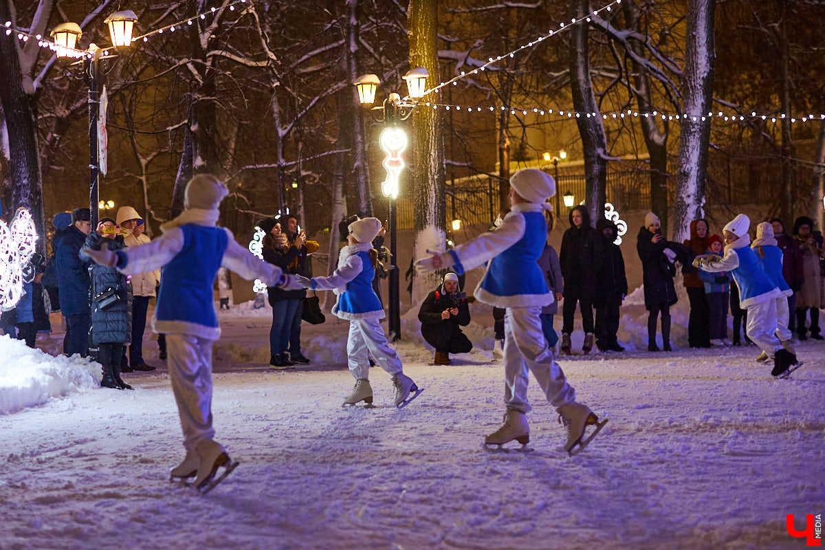 В минувшую пятницу в самом сердце Владимира состоялось торжественное открытие катка на Пушкинском бульваре. «Ключ-Медиа» посетил новогоднее мероприятие и с радостью делится с вами снимками.