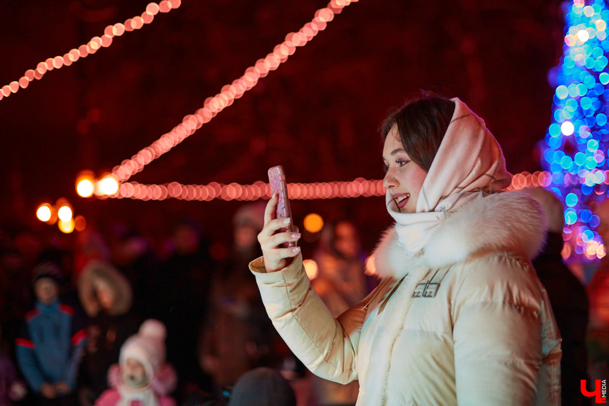 10 дней до Нового года, а в ленте ни одного праздничного снимка? Тогда одевайтесь и бегом на улицу! Украшенный город – идеальное место для сказочной фотосессии.