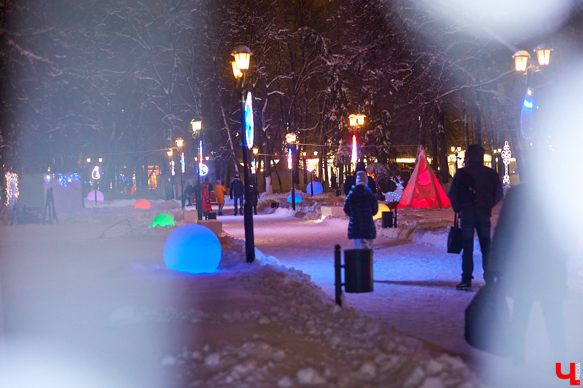 10 дней до Нового года, а в ленте ни одного праздничного снимка? Тогда одевайтесь и бегом на улицу! Украшенный город – идеальное место для сказочной фотосессии.