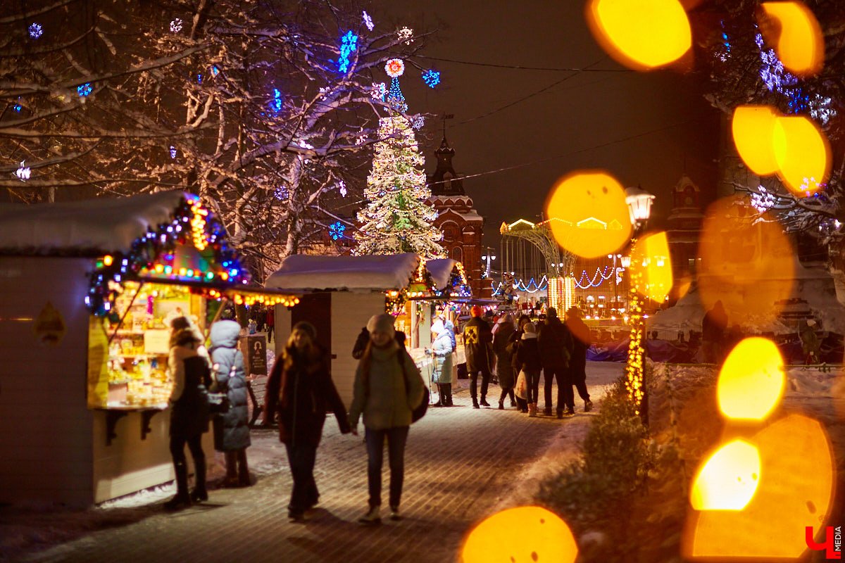 10 дней до Нового года, а в ленте ни одного праздничного снимка? Тогда одевайтесь и бегом на улицу! Украшенный город – идеальное место для сказочной фотосессии.
