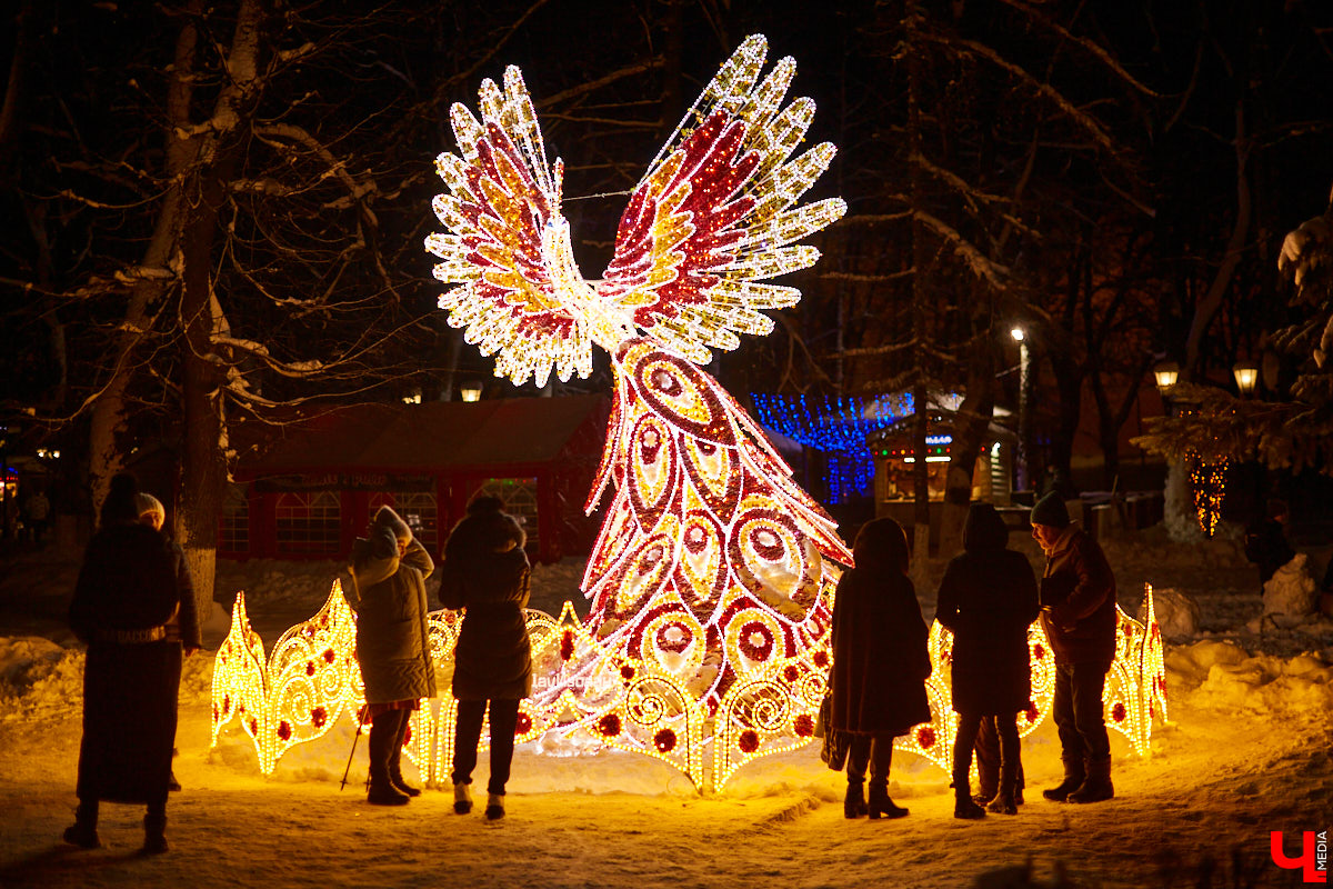 10 дней до Нового года, а в ленте ни одного праздничного снимка? Тогда одевайтесь и бегом на улицу! Украшенный город – идеальное место для сказочной фотосессии.
