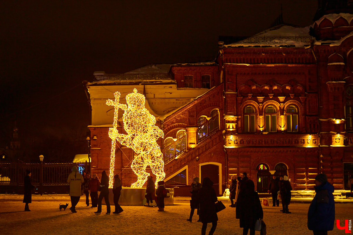 10 дней до Нового года, а в ленте ни одного праздничного снимка? Тогда одевайтесь и бегом на улицу! Украшенный город – идеальное место для сказочной фотосессии.