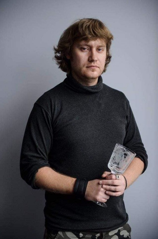 Художник-гравер Гусевского хрустального завода Максим Морозов победил во всероссийском конкурсе, который проходил в рамках выставки-ярмарки «Ладья. Зимняя сказка-2021» в Москве.