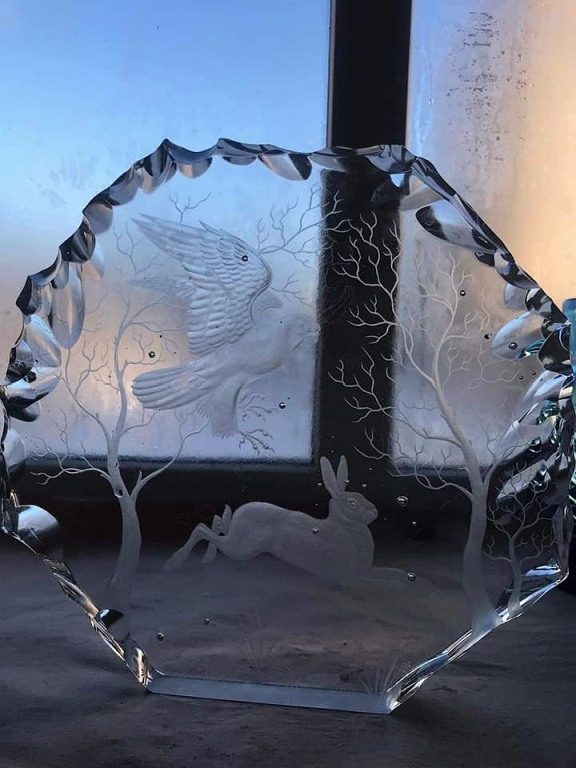 Художник-гравер Гусевского хрустального завода Максим Морозов победил во всероссийском конкурсе, который проходил в рамках выставки-ярмарки «Ладья. Зимняя сказка-2021» в Москве.