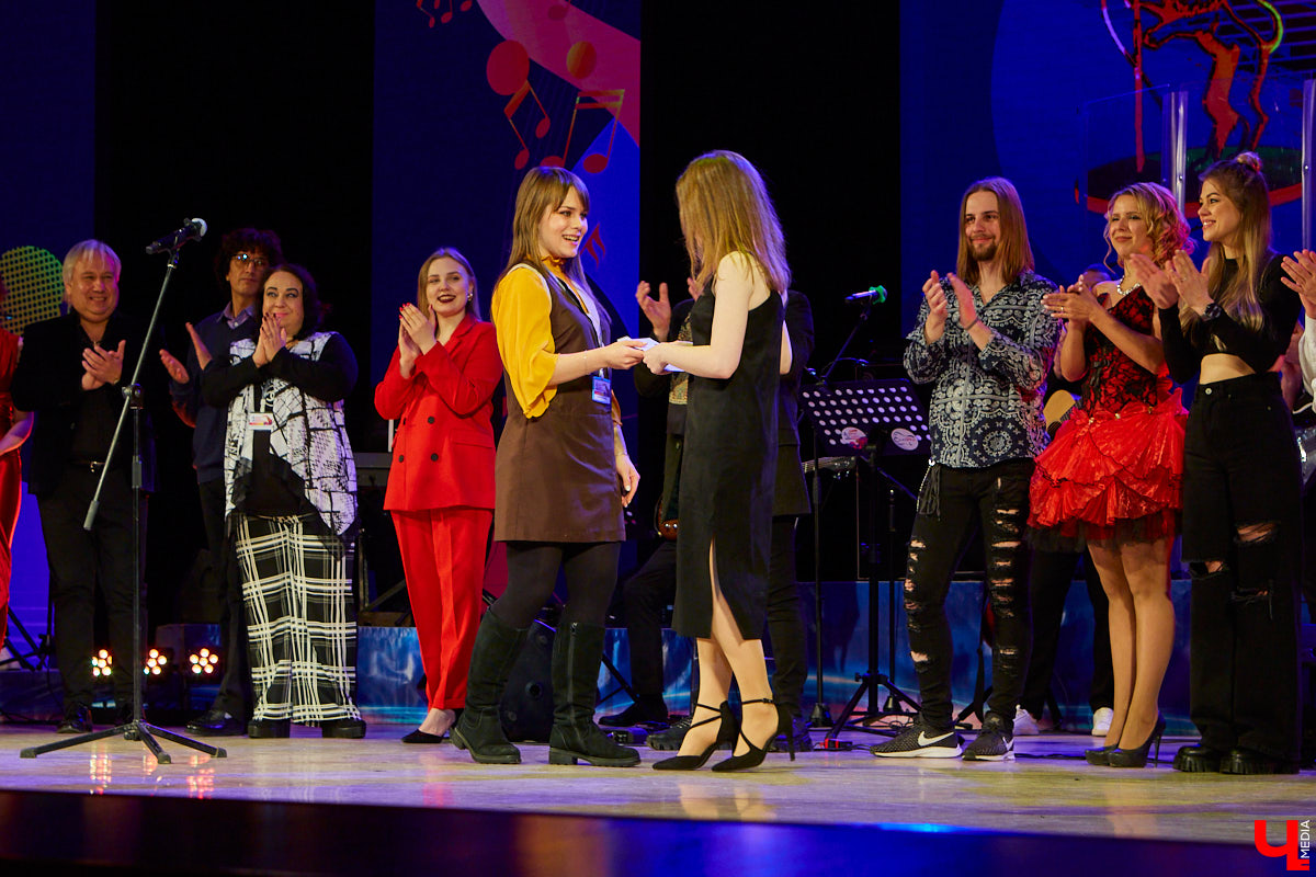 Экономическое образование и джазовая легкость: призер IV областного вокального конкурса «Поющая Губерния» Марина Силашкина об авторском творчестве и песне для «Ключ-Медиа».