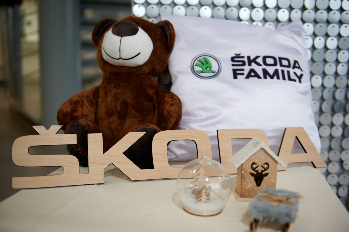 Машинки для детей, автомобили для взрослых — новогодние развлечения от ŠKODA с Дедом Морозом и сказочными подарками.