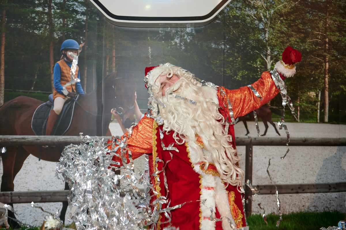 Машинки для детей, автомобили для взрослых — новогодние развлечения от ŠKODA с Дедом Морозом и сказочными подарками.