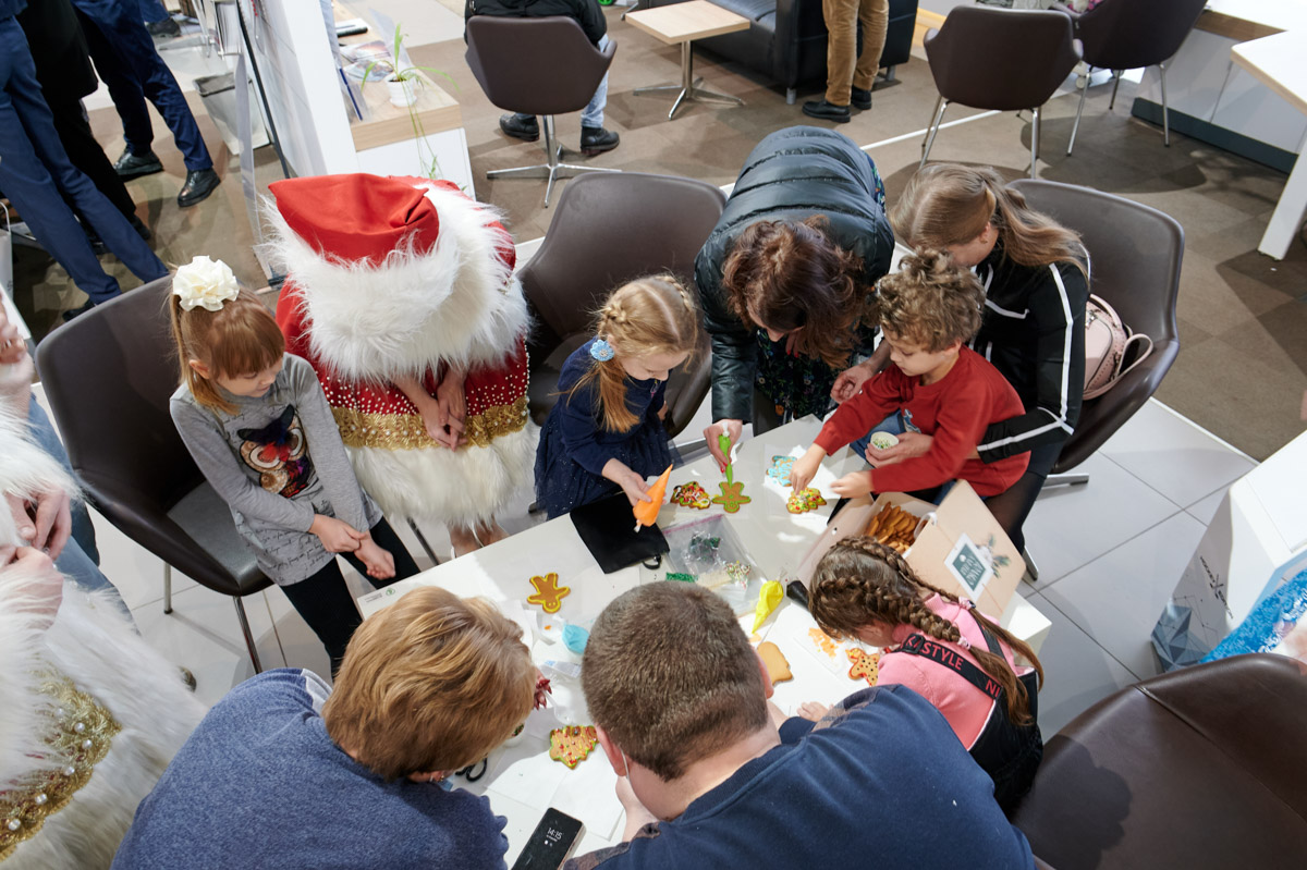 Машинки для детей, автомобили для взрослых — новогодние развлечения от ŠKODA с Дедом Морозом и сказочными подарками.