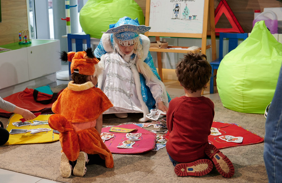 Машинки для детей, автомобили для взрослых — новогодние развлечения от ŠKODA с Дедом Морозом и сказочными подарками.