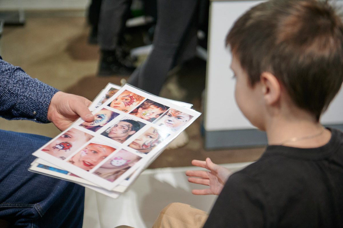 Машинки для детей, автомобили для взрослых — новогодние развлечения от ŠKODA с Дедом Морозом и сказочными подарками.