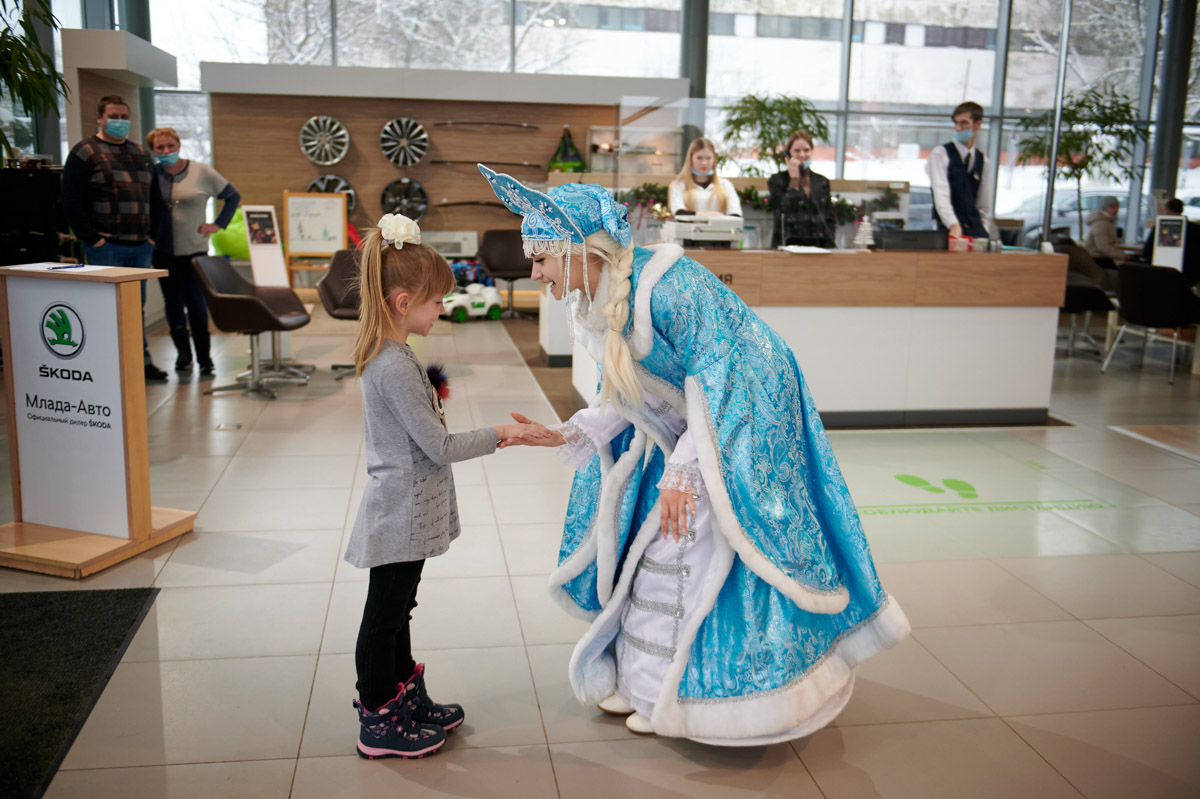 Машинки для детей, автомобили для взрослых — новогодние развлечения от ŠKODA с Дедом Морозом и сказочными подарками.