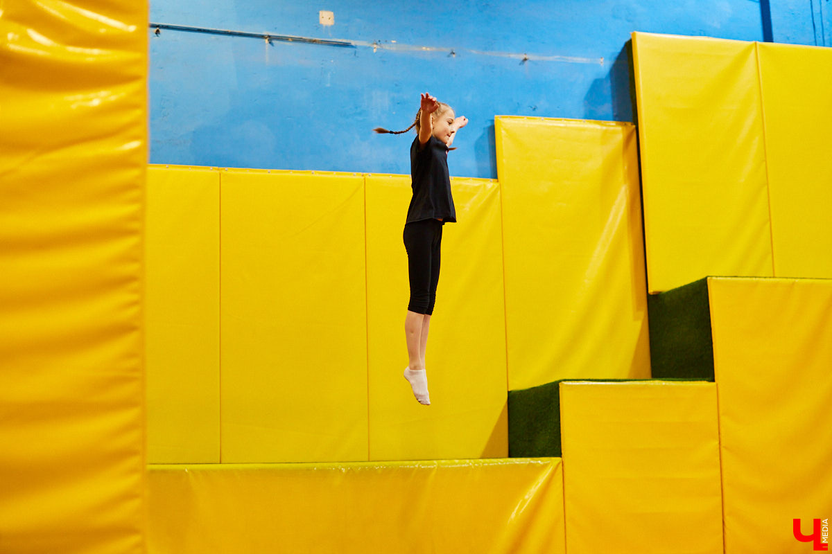 Большой Московский цирк, «Росгосцирк», «Cirque du Soleil» и… тренерство во Владимире. Акробат с говорящей фамилией Алексей Полетаев о суровых цирковых буднях, прыжках на батуте и маленьких воспитанниках из нашего города.