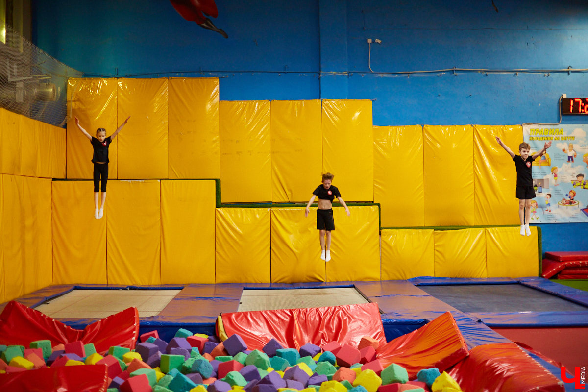 Большой Московский цирк, «Росгосцирк», «Cirque du Soleil» и… тренерство во Владимире. Акробат с говорящей фамилией Алексей Полетаев о суровых цирковых буднях, прыжках на батуте и маленьких воспитанниках из нашего города.