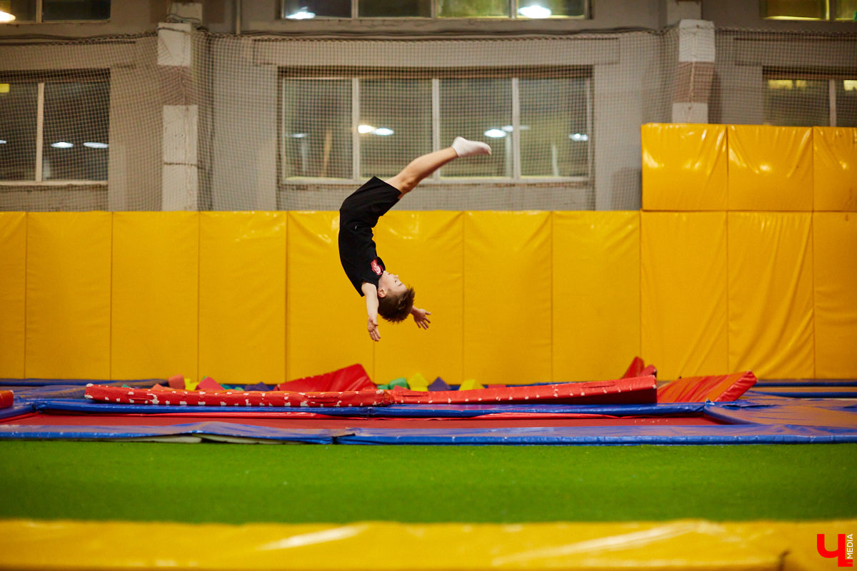 Большой Московский цирк, «Росгосцирк», «Cirque du Soleil» и… тренерство во Владимире. Акробат с говорящей фамилией Алексей Полетаев о суровых цирковых буднях, прыжках на батуте и маленьких воспитанниках из нашего города.