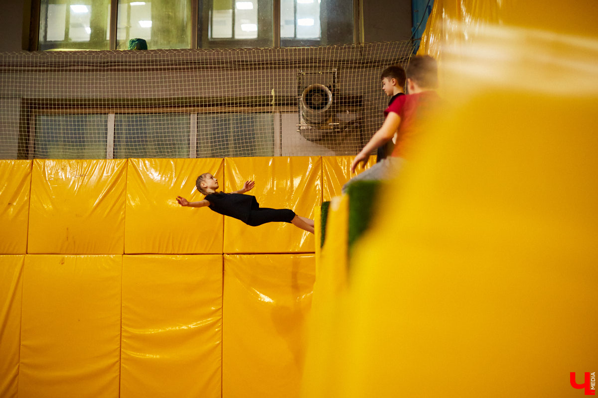 Большой Московский цирк, «Росгосцирк», «Cirque du Soleil» и… тренерство во Владимире. Акробат с говорящей фамилией Алексей Полетаев о суровых цирковых буднях, прыжках на батуте и маленьких воспитанниках из нашего города.