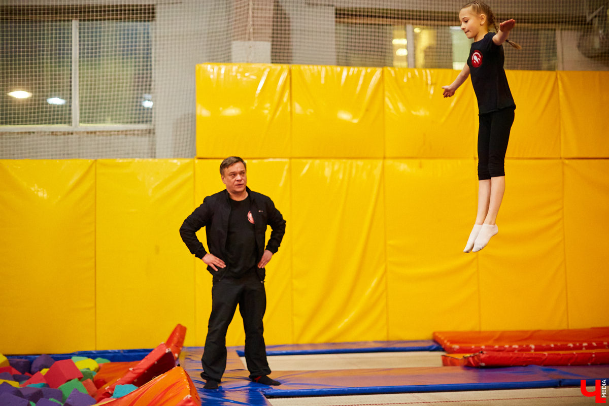 Большой Московский цирк, «Росгосцирк», «Cirque du Soleil» и… тренерство во Владимире. Акробат с говорящей фамилией Алексей Полетаев о суровых цирковых буднях, прыжках на батуте и маленьких воспитанниках из нашего города.