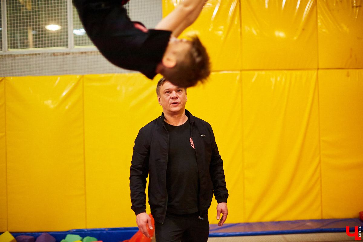 Большой Московский цирк, «Росгосцирк», «Cirque du Soleil» и… тренерство во Владимире. Акробат с говорящей фамилией Алексей Полетаев о суровых цирковых буднях, прыжках на батуте и маленьких воспитанниках из нашего города.