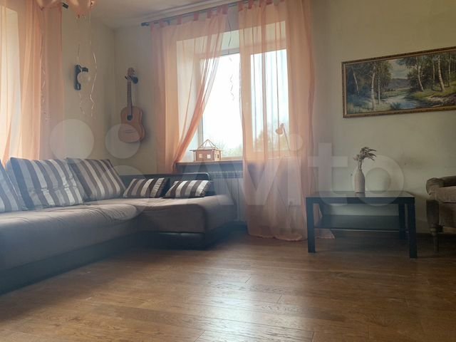 Горожане все чаще предпочитают проводить Новый год в коттедже. Если нет своего, домик можно арендовать. Какие варианты есть на этом рынке в нашем регионе? «Ключ-Медиа» разбирался в вопросе. Спойлер: кое-где ценник впечатляет — четверть миллиона рублей за 3 дня кутежа.