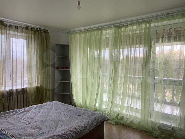 Горожане все чаще предпочитают проводить Новый год в коттедже. Если нет своего, домик можно арендовать. Какие варианты есть на этом рынке в нашем регионе? «Ключ-Медиа» разбирался в вопросе. Спойлер: кое-где ценник впечатляет — четверть миллиона рублей за 3 дня кутежа.