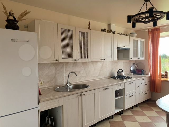 Горожане все чаще предпочитают проводить Новый год в коттедже. Если нет своего, домик можно арендовать. Какие варианты есть на этом рынке в нашем регионе? «Ключ-Медиа» разбирался в вопросе. Спойлер: кое-где ценник впечатляет — четверть миллиона рублей за 3 дня кутежа.