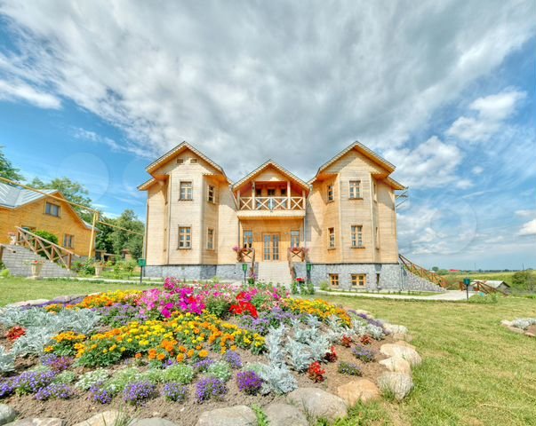 Горожане все чаще предпочитают проводить Новый год в коттедже. Если нет своего, домик можно арендовать. Какие варианты есть на этом рынке в нашем регионе? «Ключ-Медиа» разбирался в вопросе. Спойлер: кое-где ценник впечатляет — четверть миллиона рублей за 3 дня кутежа.