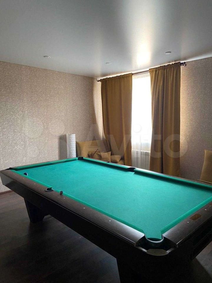 Горожане все чаще предпочитают проводить Новый год в коттедже. Если нет своего, домик можно арендовать. Какие варианты есть на этом рынке в нашем регионе? «Ключ-Медиа» разбирался в вопросе. Спойлер: кое-где ценник впечатляет — четверть миллиона рублей за 3 дня кутежа.