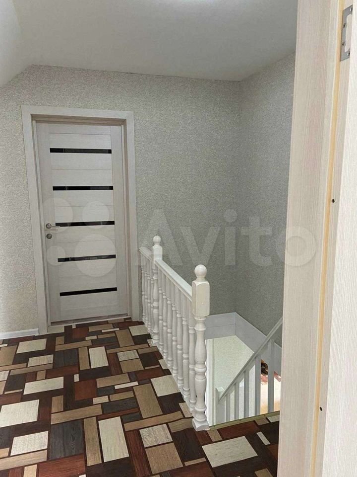 Горожане все чаще предпочитают проводить Новый год в коттедже. Если нет своего, домик можно арендовать. Какие варианты есть на этом рынке в нашем регионе? «Ключ-Медиа» разбирался в вопросе. Спойлер: кое-где ценник впечатляет — четверть миллиона рублей за 3 дня кутежа.