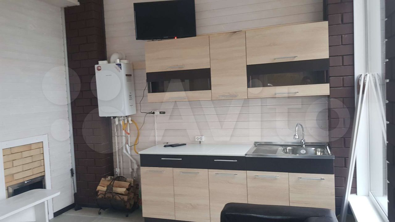 Горожане все чаще предпочитают проводить Новый год в коттедже. Если нет своего, домик можно арендовать. Какие варианты есть на этом рынке в нашем регионе? «Ключ-Медиа» разбирался в вопросе. Спойлер: кое-где ценник впечатляет — четверть миллиона рублей за 3 дня кутежа.