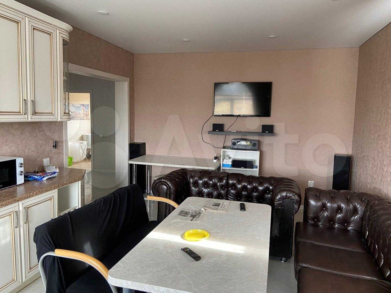 Горожане все чаще предпочитают проводить Новый год в коттедже. Если нет своего, домик можно арендовать. Какие варианты есть на этом рынке в нашем регионе? «Ключ-Медиа» разбирался в вопросе. Спойлер: кое-где ценник впечатляет — четверть миллиона рублей за 3 дня кутежа.