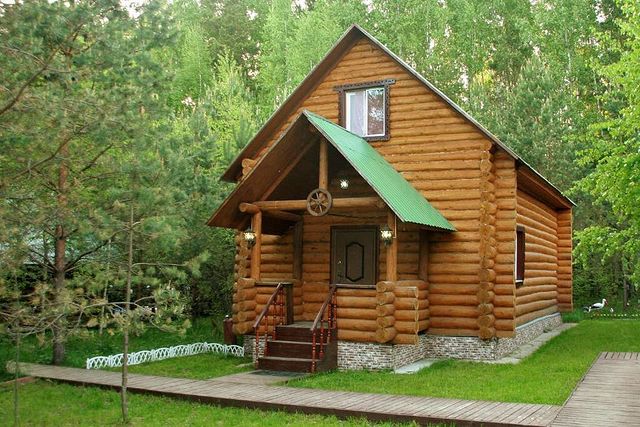 Горожане все чаще предпочитают проводить Новый год в коттедже. Если нет своего, домик можно арендовать. Какие варианты есть на этом рынке в нашем регионе? «Ключ-Медиа» разбирался в вопросе. Спойлер: кое-где ценник впечатляет — четверть миллиона рублей за 3 дня кутежа.