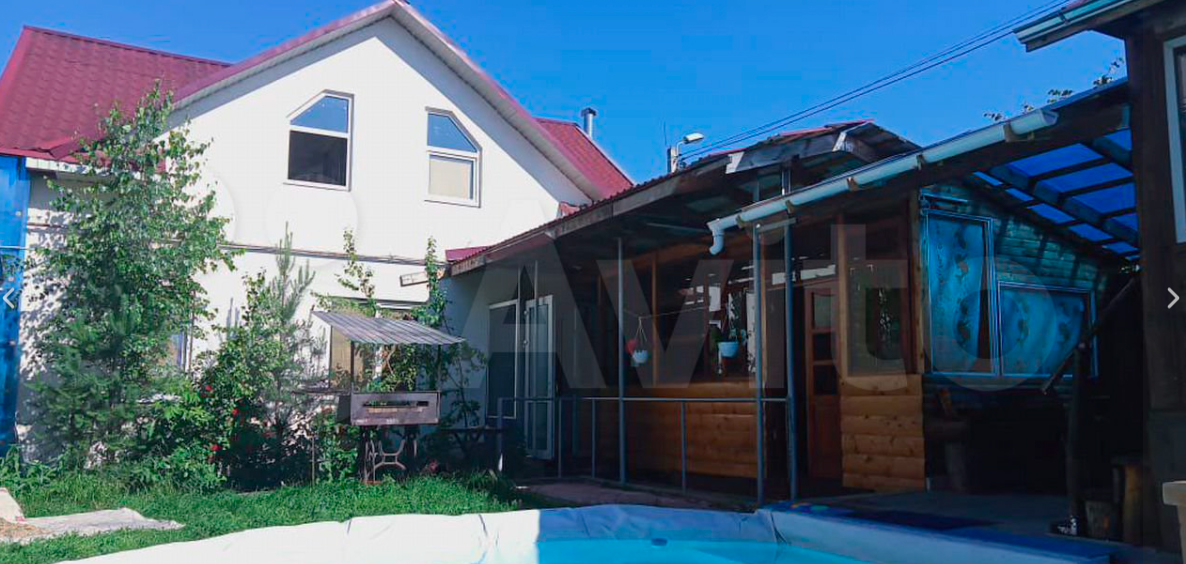 Горожане все чаще предпочитают проводить Новый год в коттедже. Если нет своего, домик можно арендовать. Какие варианты есть на этом рынке в нашем регионе? «Ключ-Медиа» разбирался в вопросе. Спойлер: кое-где ценник впечатляет — четверть миллиона рублей за 3 дня кутежа.