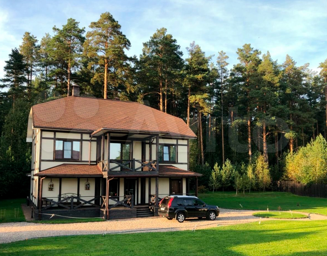 Горожане все чаще предпочитают проводить Новый год в коттедже. Если нет своего, домик можно арендовать. Какие варианты есть на этом рынке в нашем регионе? «Ключ-Медиа» разбирался в вопросе. Спойлер: кое-где ценник впечатляет — четверть миллиона рублей за 3 дня кутежа.