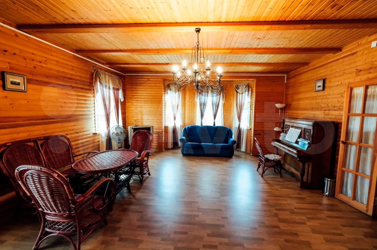 Горожане все чаще предпочитают проводить Новый год в коттедже. Если нет своего, домик можно арендовать. Какие варианты есть на этом рынке в нашем регионе? «Ключ-Медиа» разбирался в вопросе. Спойлер: кое-где ценник впечатляет — четверть миллиона рублей за 3 дня кутежа.