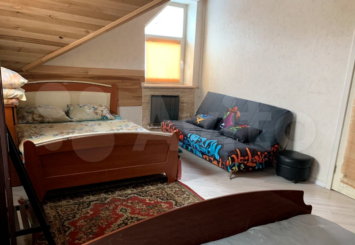 Горожане все чаще предпочитают проводить Новый год в коттедже. Если нет своего, домик можно арендовать. Какие варианты есть на этом рынке в нашем регионе? «Ключ-Медиа» разбирался в вопросе. Спойлер: кое-где ценник впечатляет — четверть миллиона рублей за 3 дня кутежа.