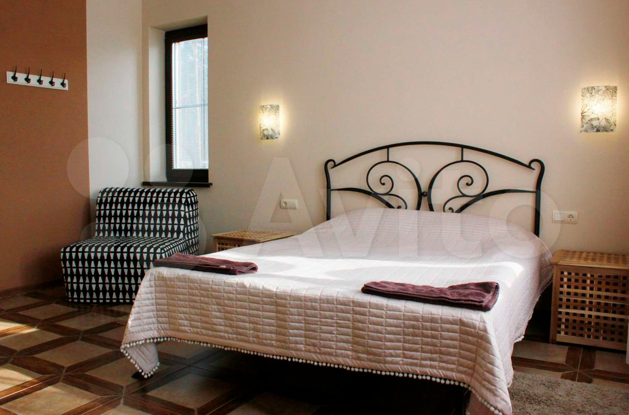 Горожане все чаще предпочитают проводить Новый год в коттедже. Если нет своего, домик можно арендовать. Какие варианты есть на этом рынке в нашем регионе? «Ключ-Медиа» разбирался в вопросе. Спойлер: кое-где ценник впечатляет — четверть миллиона рублей за 3 дня кутежа.