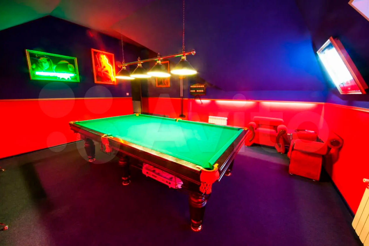 Горожане все чаще предпочитают проводить Новый год в коттедже. Если нет своего, домик можно арендовать. Какие варианты есть на этом рынке в нашем регионе? «Ключ-Медиа» разбирался в вопросе. Спойлер: кое-где ценник впечатляет — четверть миллиона рублей за 3 дня кутежа.