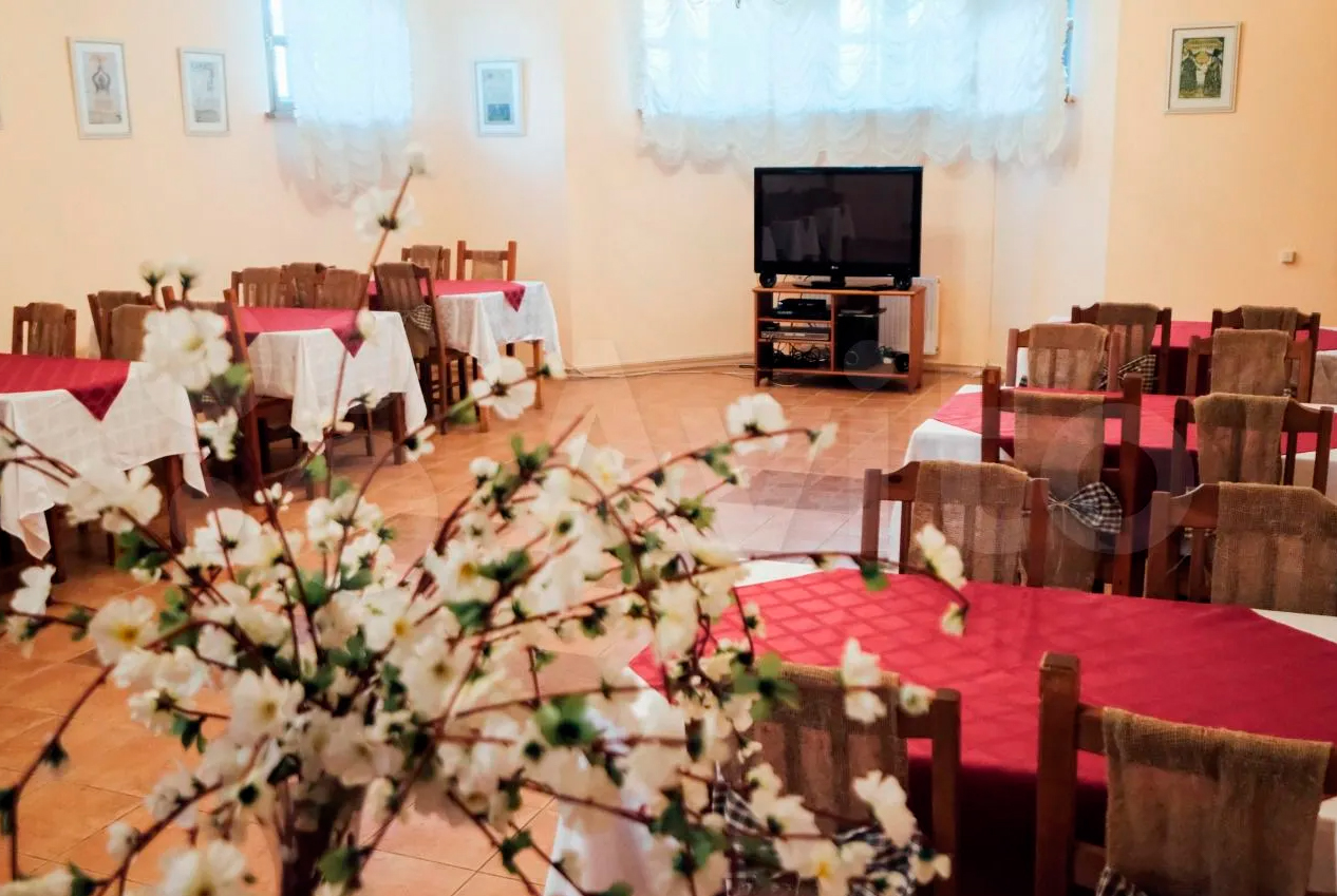 Горожане все чаще предпочитают проводить Новый год в коттедже. Если нет своего, домик можно арендовать. Какие варианты есть на этом рынке в нашем регионе? «Ключ-Медиа» разбирался в вопросе. Спойлер: кое-где ценник впечатляет — четверть миллиона рублей за 3 дня кутежа.