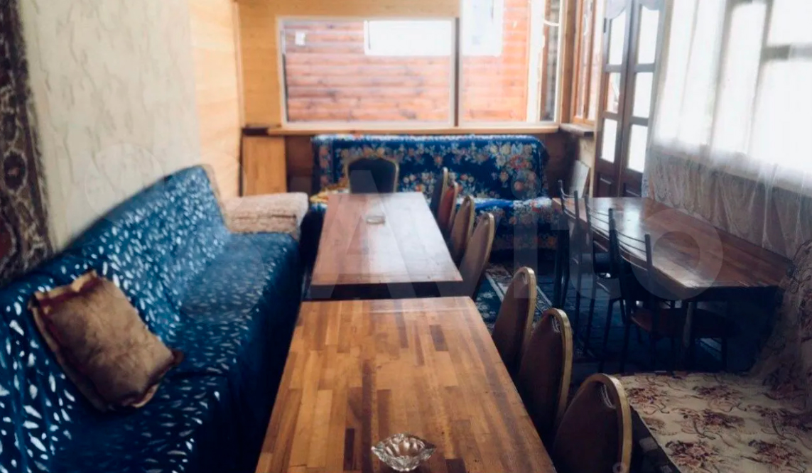 Горожане все чаще предпочитают проводить Новый год в коттедже. Если нет своего, домик можно арендовать. Какие варианты есть на этом рынке в нашем регионе? «Ключ-Медиа» разбирался в вопросе. Спойлер: кое-где ценник впечатляет — четверть миллиона рублей за 3 дня кутежа.