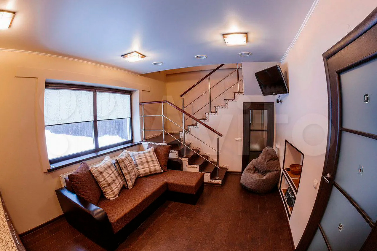 Горожане все чаще предпочитают проводить Новый год в коттедже. Если нет своего, домик можно арендовать. Какие варианты есть на этом рынке в нашем регионе? «Ключ-Медиа» разбирался в вопросе. Спойлер: кое-где ценник впечатляет — четверть миллиона рублей за 3 дня кутежа.