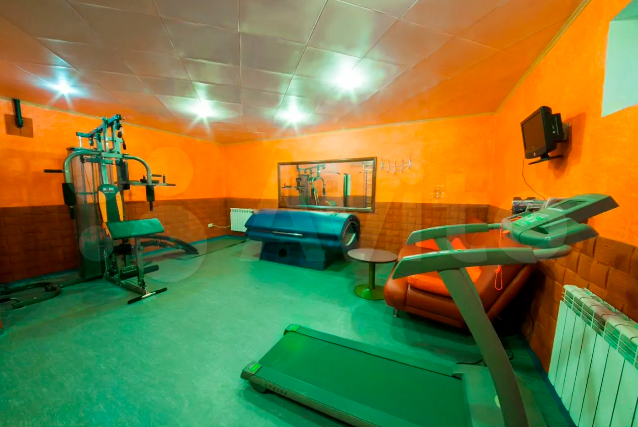 Горожане все чаще предпочитают проводить Новый год в коттедже. Если нет своего, домик можно арендовать. Какие варианты есть на этом рынке в нашем регионе? «Ключ-Медиа» разбирался в вопросе. Спойлер: кое-где ценник впечатляет — четверть миллиона рублей за 3 дня кутежа.