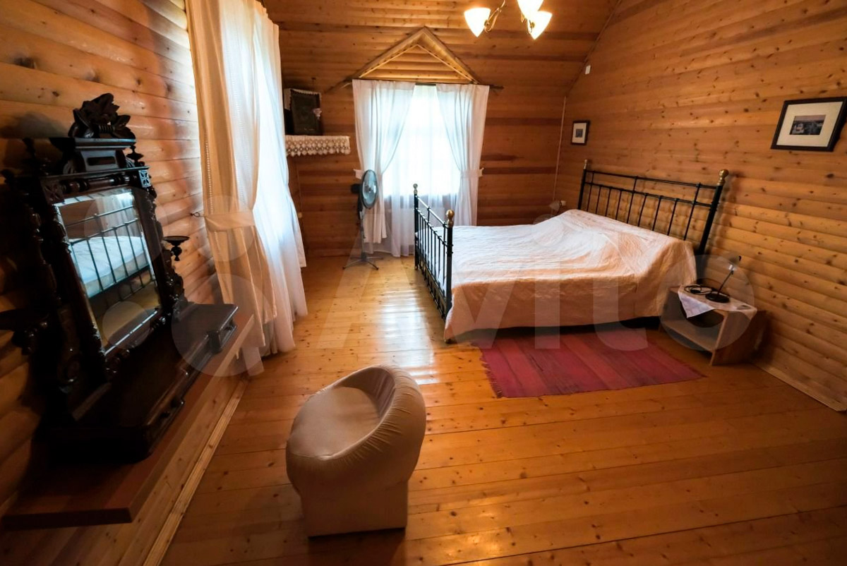 Горожане все чаще предпочитают проводить Новый год в коттедже. Если нет своего, домик можно арендовать. Какие варианты есть на этом рынке в нашем регионе? «Ключ-Медиа» разбирался в вопросе. Спойлер: кое-где ценник впечатляет — четверть миллиона рублей за 3 дня кутежа.